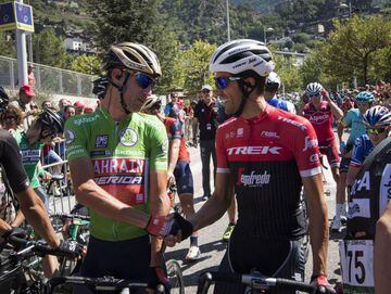 Alberto Contador saludó en la salida de Escaldes-Engordany a Vincenzo Nibali, ganador de la etapa del día anterior.