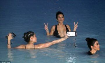Momento 'Selfie' de Kim haciendo el signo de la Victoria