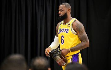 La estrella de Los Angeles Lakers arranca su vigésima temporada en la NBA. Este año tiene la posibilidad cercana de superar el histórico récord de puntos en la liga de Kareem Abdul-Jabbar.