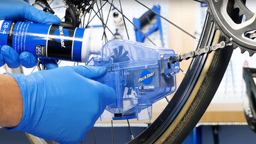 Cómo limpiar la cadena de la bici? Con este dispositivo todo en uno -  Showroom