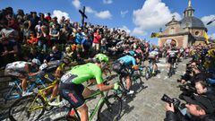 Imagen de la subida al Kapelmuur o Muur de Geraardsbergen durante la 101&ordf; edici&oacute;n del Tour de Flandes. El Kapelmuur se subir&aacute; en el Tour de Francia 2019 y ser&aacute; cota de paso en la primera etapa de la prueba.