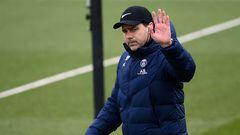 (FILES) In this file photo taken on February 10, 2022 Paris Saint-Germain's Argentinian head coach Mauricio Pochettino waves as he arrives for a training session at the Camp des Loges Paris Saint-Germain football club's training ground, in Saint-Germain-en-Laye, west of Paris. - Paris Saint-Germain confirmed departure of coach Mauricio Pochettino on July 5, 2022. (Photo by FRANCK FIFE / AFP)