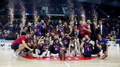 La plantilla del Barcelona celebra la Liga número 20 del club en mitad de la cancha del WiZink Center, en Madrid.