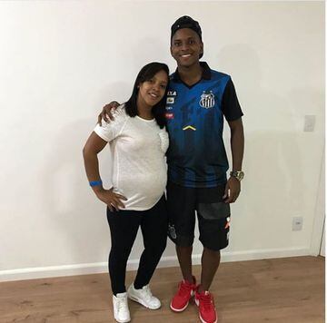 The young Madrid player is also a father. His daughter Ana Julya was born in 2018 to his partner Denyse. Here he is pictured with his mother.