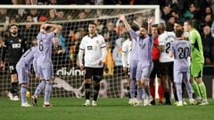 Los jugadores del Real Madrid se lamentan y protestan la decisión de Gil Manzano de señalar el final del partido durante un ataque blanco.