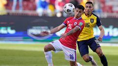 Chile&#039;s Claudio Baeza (L) and Ecuador&#039;s Angel Mena vie for the ball during their South American qualification football match for the FIFA World Cup Qatar 2022 at the Rodrigo Paz Delgado Stadium in Quito on September 5, 2021. (Photo by Dolores Ochoa / POOL / AFP)