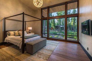 Con 5 habitaciones y seis baños, la mansión fue construida en el año 2015 sobre un terreno de 7.000 metros cuadrados en las montañas de Truckee, California.
