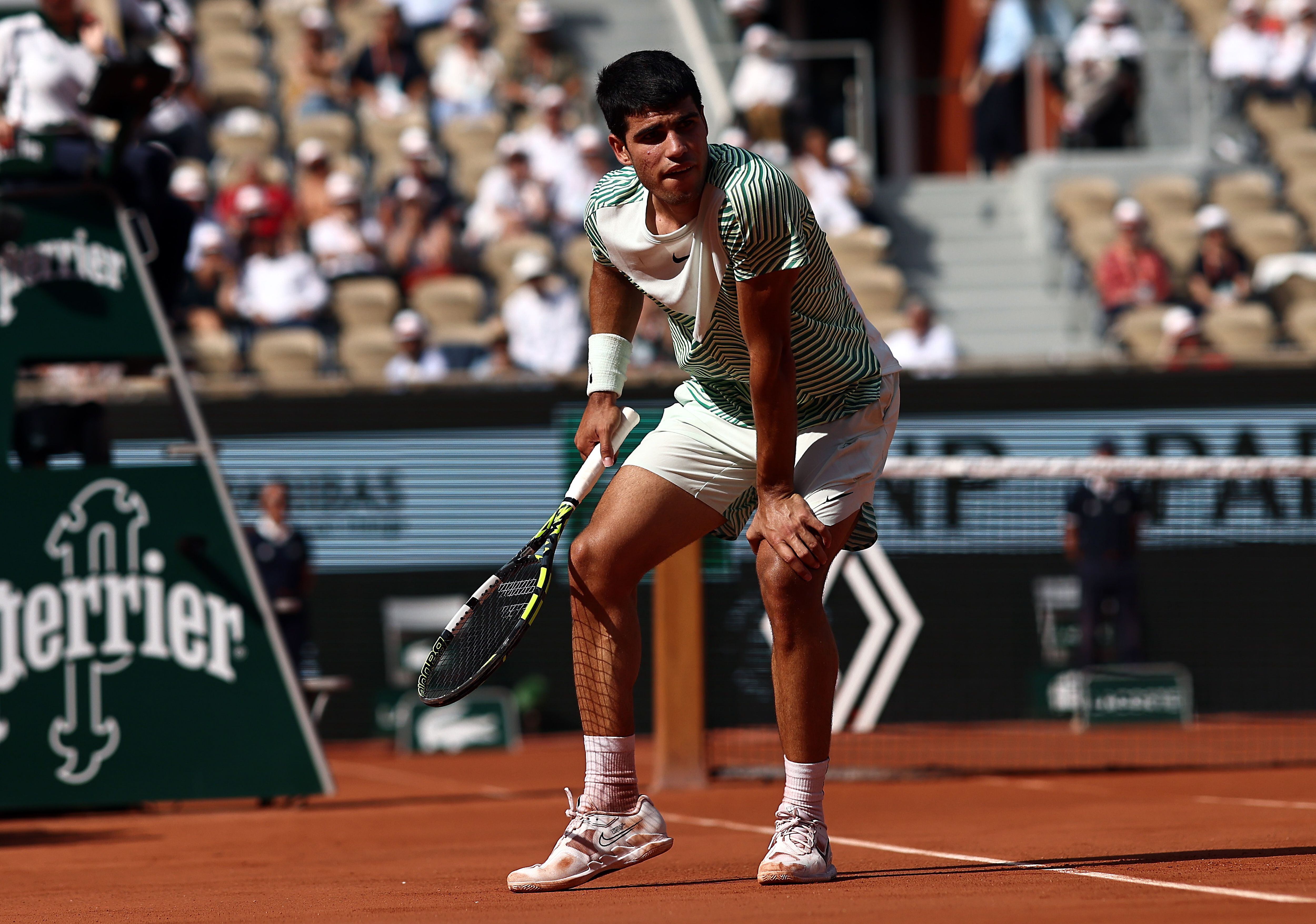 Paris (France), 09/06/2023.- Carlos Alcaraz of Spain has problems with his legs as he plays Novak Djokovic of Serbia in their Men's semi final match during the French Open Grand Slam tennis tournament at Roland Garros in Paris, France, 09 June 2023. (Tenis, Abierto, Francia, España) EFE/EPA/MOHAMMED BADRA
