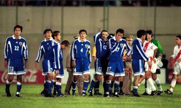 Los seleccionados de Japón se lamentan tras caer con Perú en la Copa América de 1999