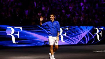 El tenista suizo Roger Federer saluda al público tras su último partido como profesional junto a Rafa Nadal en la Laver Cup.