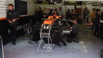 Mechanics work on the car of McLaren&#039;s Spanish driver Fernando Alonso during the first practice session at the Circuit de Catalunya on May 12, 2017 in Montmelo on the outskirts of Barcelona ahead of the Spanish Formula One Grand Prix. / AFP PHOTO / Tom GANDOLFINI