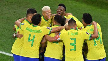 Los jugadores de Brasil celebran uno de su goles a Corea.