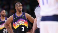 PHOENIX, ARIZONA - MAY 15: Chris Paul #3 of the Phoenix Suns reacts during the second half of Game Seven of the Western Conference Second Round NBA Playoffs against the Dallas Mavericks at Footprint Center on May 15, 2022 in Phoenix, Arizona. The Mavericks defeated the Suns 123-90. NOTE TO USER: User expressly acknowledges and agrees that, by downloading and or using this photograph, User is consenting to the terms and conditions of the Getty Images License Agreement.   Christian Petersen/Getty Images/AFP
== FOR NEWSPAPERS, INTERNET, TELCOS & TELEVISION USE ONLY ==