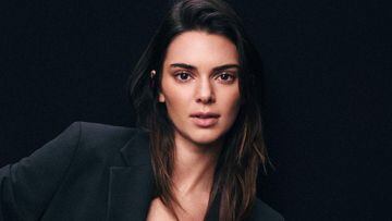 La modelo Kendall Jenner, vestida con americana y mirando a c&aacute;mara, en una campa&ntilde;a de BOSS en enero del 2022. 