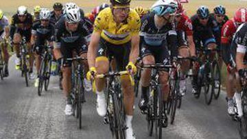 El l&iacute;der Tony Martin comanda el pelot&oacute;n en uno de los tramos de la quinta etapa del Tour de Francia.