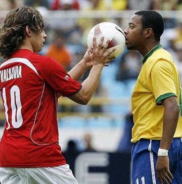 Jorge Valdivia y Robinho en una postal icónica de la Copa América 2007. El brasileño marcó los tres goles de la victoria brasileña.