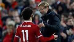 Soccer Football - Premier League - Liverpool vs Southampton - Anfield, Liverpool, Britain - November 18, 2017   Liverpool&#039;s Mohamed Salah with manager Juergen Klopp after being substituted   REUTERS/Phil Noble    EDITORIAL USE ONLY. No use with unaut