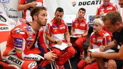 Dovizioso con su equipo de trabajo en Ducati.