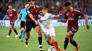 Iván Romero trata de escapar de dos jugadores de Osasuna en el estreno de temporada. AFP
