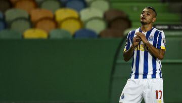 'Tecatito' Corona sufrió choque de cabezas y salió de cambio en el triunfo del Porto