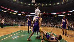 Kevin Garnett anota una canasta con Pau Gasol en el suelo, durante las Finales de la NBA 2008 entre Los &Aacute;ngeles Lakers y los Boston Celtics