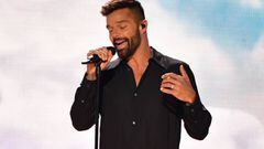 Ricky Martin present&aacute;ndose en Premios Lo Nuestro, Miami. Febrero 20, 2020.