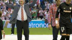 <b>SU CASA DE SIEMPRE. </b>Raúl Fernández e Iraizoz, que no pudo jugar por lesión, entregaron a Iribar sus guantes en el homenaje que tributó el Athletic al Chopo.