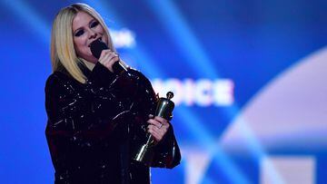 Avril Lavigne accepts the TikTok Juno Fan Choice Award as the Canadian Academy of Recording Arts and Sciences (CARAS) presents its 52nd annual Juno Awards in Edmonton, Alberta, Canada March 13, 2023. REUTERS/Ed Kaiser