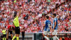 BILBAO, 04/09/2022.- El árbitro saca la tarjeta amarilla al defensa Cabrera durante el partido de la cuarta jornada de Liga que disputan en el estadio San Mamés de Bilbao. EFE/ Miguel Toña
