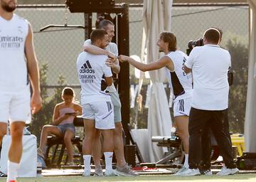 Bale charla con Hazard y Modric. 