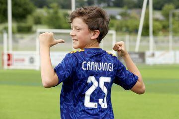 Un joven futbolista de La Chapelle-Janson posa con su camiseta de Camavinga.