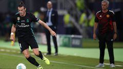 Bale controla un bal&oacute;n ante la mirada de Mourinho en la Supercopa de Europa.