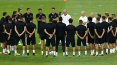 Zidane charla con sus jugadores. 