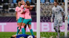 Graham Hansen y Lieke Martens celebran el 0-4 del Barcelona en la final de la Champions femenina ante el Chelsea.