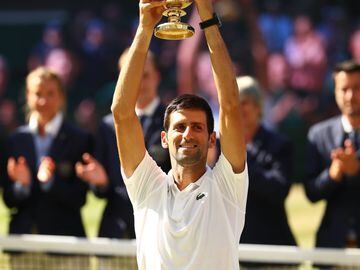 Novak Djokovic sujetando el trofeo.