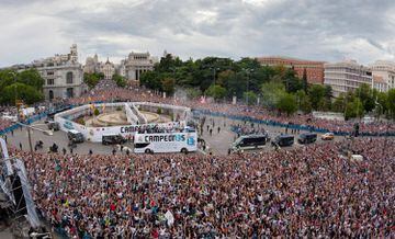 Real Madrid fans pack the Plaza de Cibeles to celebrate Los Blancos' 2017/18 Champions League win.