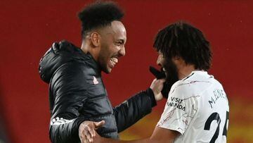 Arsenal&#039;s Gabonese striker Pierre-Emerick Aubameyang (L) celebrates with Arsenal&#039;s Egyptian midfielder Mohamed Elneny (R) at the end of the English Premier League football match between Manchester United and Arsenal at Old Trafford in Manchester