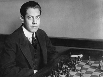 Nacido en La Habana de padres españoles y murió prácticamente encima de un tablero en Nueva York en marzo de 1942 a la edad de 54 al sufrir un derrame cerebral. Considerado el mejor jugador de todos los tiempos en aquella época, fue campeón del Mundo (el tercero de la historia) entre 1921 (ante Lasker) y 1927 (lo perdió ante Alekhine). Siendo el titular mundial planteó cambiar la regla de las tablas (como después Fischer) y propuso un nuevo tablero, 10 por ocho, con lo que entraban dos peones y dos furas más.