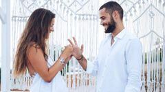 Malena Costa poniéndole el anillo de compromiso a Mario Suárez en su boda sorpresa