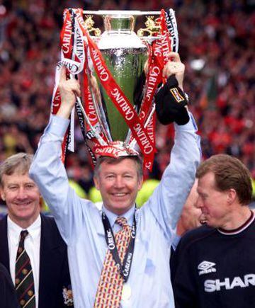 Alex Ferguson con el trofeo en alto. El Manchester United ganó el título de la Premier league por quinta vez en siete temporadas al vencer 2-1 Tottenham Hotspur en Old Trafford.