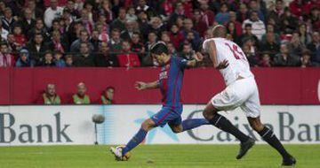 Suarez gives Barcelona the lead