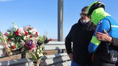 Varias personas junto a los ramos de flores dejados en recuerdo de la ciclista profesional Estela Domínguez, de 19 años, en el punto de la N-620 donde la deportista falleciera tras ser arrollada por un camión, durante una marcha en recuerdo de la ciclista, este domingo en Salamanca.