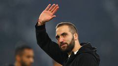 TURIN, ITALY - NOVEMBER 22:  Gonzalo Higuain of Juventus waves to the crowd prior to the UEFA Champions League group D match between Juventus and FC Barcelona at Allianz Stadium on November 22, 2017 in Turin, Italy.  (Photo by Michael Steele/Getty Images)