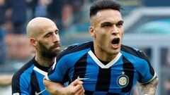 Lautaro Mart&iacute;nez celebra un gol con Borja Valero por detr&aacute;s.