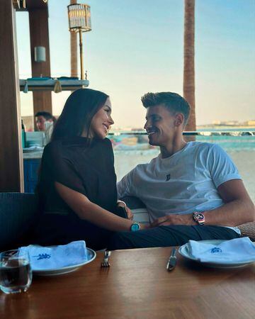 El jugador madrileño se marchó junto a su prometida, Patricia Noarbe, a comer a un lujoso restaurante de Doha.