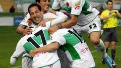 <b>PIÑA. </b>Los jugadores del Elche se abrazan tras el primer gol del equipo, materializado por Saúl.