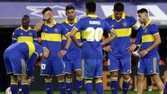 Boca Juniors' players react after the end of the first half during the Argentine Professional Football League Tournament 2022 match against Talleres de Cordoba at La Bombonera stadium in Buenos Aires, on July 16, 2022. (Photo by ALEJANDRO PAGNI / AFP)