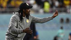 Senegal's coach Aliou Cisse shouts instructions to his players from the touchline during the Qatar 2022 World Cup Group A football match between Ecuador and Senegal at the Khalifa International Stadium in Doha on November 29, 2022. (Photo by OZAN KOSE / AFP)