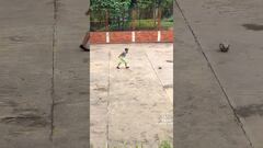 Abuelita se hace viral por jugar futbol con su nieto y la llaman “MaraDoña”