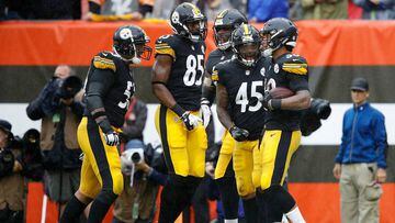 CLEVELAND, OH - SEPTEMBER 09: James Conner #30 of the Pittsburgh Steelers celebrates his touchdown with teammates during the third quarter against the Cleveland Browns at FirstEnergy Stadium on September 9, 2018 in Cleveland, Ohio.   Joe Robbins/Getty Images/AFP == FOR NEWSPAPERS, INTERNET, TELCOS &amp; TELEVISION USE ONLY ==